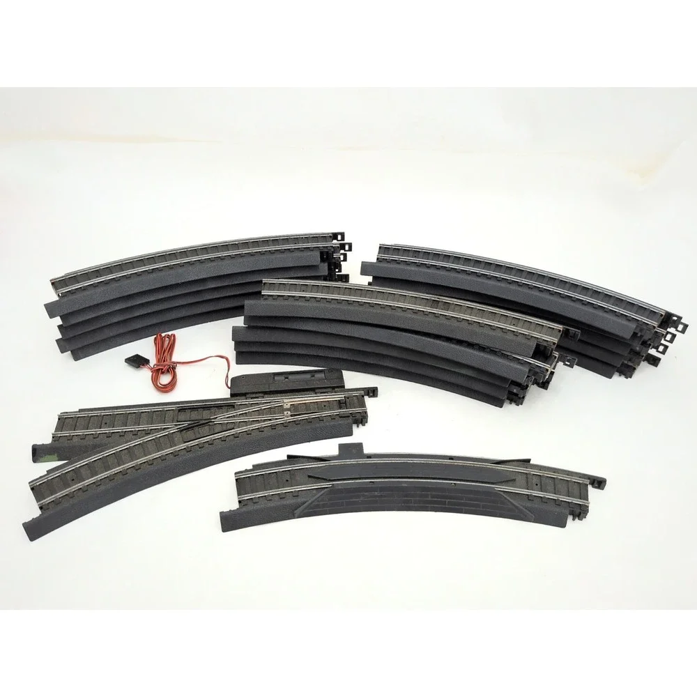 17 Piece HO Scale Life Like Power Loc Track Curves Curved And Switch